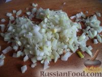 Фото приготовления рецепта: Салат из крабовых палочек с красной фасолью - шаг №4