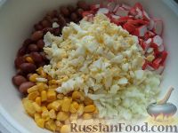 Фото приготовления рецепта: Салат из крабовых палочек с красной фасолью - шаг №7