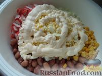 Фото приготовления рецепта: Салат из крабовых палочек с красной фасолью - шаг №8