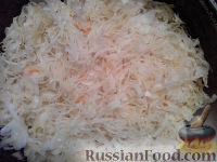 Фото приготовления рецепта: Утка, тушенная с квашеной капустой - шаг №6