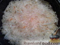 Фото приготовления рецепта: Утка, тушенная с квашеной капустой - шаг №7