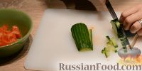 Фото приготовления рецепта: Слоёный салат с крабовыми палочками, сыром, грейпфрутом и яйцами - шаг №8