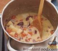 Фото приготовления рецепта: Овощной суп с кукурузой и сыром - шаг №3