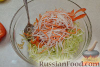 Фото приготовления рецепта: Салат с пекинской капустой и крабовыми палочками - шаг №3