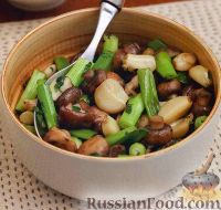 Фото к рецепту: Жареные грибы с печеным чесноком и зеленым луком