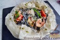 Фото к рецепту: Спагетти с морепродуктами, запеченные в пергаменте