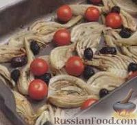 Фото приготовления рецепта: Фенхель, запеченный с помидорами и оливками - шаг №3