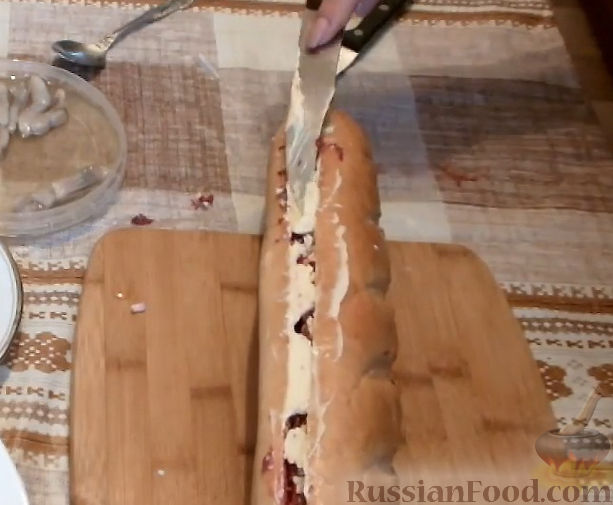 Необычный рецепт селедки под шубой, которая готовится внутри батона. centerforstrategy.ru