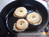 Фото приготовления рецепта: Яблоки в кляре - шаг №7