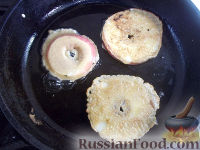 Фото приготовления рецепта: Яблоки в кляре - шаг №8