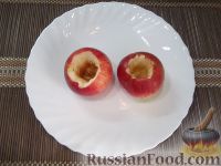 Фото приготовления рецепта: Запеченные яблоки с орехами и виноградом - шаг №2