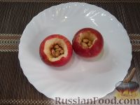 Фото приготовления рецепта: Запеченные яблоки с орехами и виноградом - шаг №4
