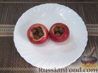 Фото приготовления рецепта: Запеченные яблоки с орехами и виноградом - шаг №5