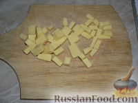Фото приготовления рецепта: Канапе с красной икрой и сырным салатом - шаг №10