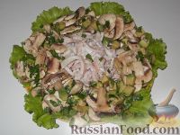 Фото к рецепту: Салат из кальмаров с шампиньонами и авокадо
