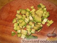 Фото приготовления рецепта: Салат из кальмаров с шампиньонами и авокадо - шаг №5