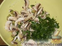 Фото приготовления рецепта: Салат из кальмаров с шампиньонами и авокадо - шаг №9