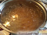 Фото приготовления рецепта: Паста с шампиньонами в томатном соусе - шаг №3