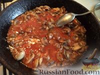 Фото приготовления рецепта: Паста с шампиньонами в томатном соусе - шаг №5
