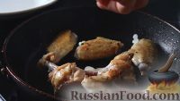 Фото приготовления рецепта: Куриные крылышки с овощным соте - шаг №6