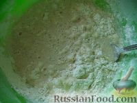 Фото приготовления рецепта: Омлет с тунцом, сладким перцем, кукурузой и зелёным горошком - шаг №8
