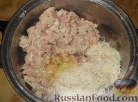 Фото приготовления рецепта: Картофельно-куриные оладьи - шаг №6