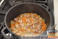 Фото приготовления рецепта: Гречневая каша с мясом и грибами - шаг №3