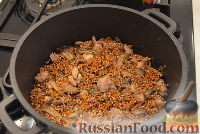 Фото приготовления рецепта: Гречневая каша с мясом и грибами - шаг №4