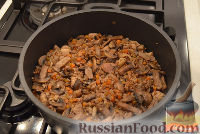 Фото приготовления рецепта: Гречневая каша с мясом и грибами - шаг №6