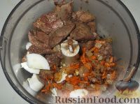 Фото приготовления рецепта: Крабовый салат с горошком, рисом, помидорами и огурцами - шаг №11