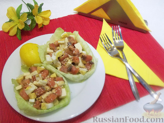 Салат со слабосолёной горбушей, авокадо и помидорами черри