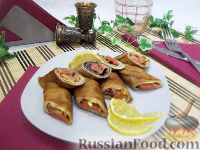 Фото к рецепту: Роллы из блинчиков с красной рыбой и сыром
