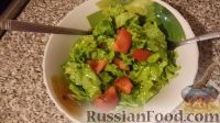 Фото приготовления рецепта: Летний салат (листья салата с помидорами и чесноком) - шаг №5