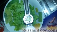 Фото приготовления рецепта: Летний салат (листья салата с помидорами и чесноком) - шаг №2