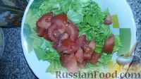 Фото приготовления рецепта: Летний салат (листья салата с помидорами и чесноком) - шаг №4