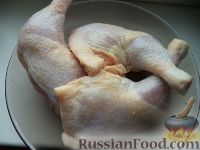 Фото приготовления рецепта: Курица, тушенная в томатном соусе - шаг №1