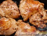 Фото приготовления рецепта: Курица, тушенная в томатном соусе - шаг №3