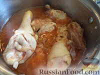 Фото приготовления рецепта: Курица, тушенная в томатном соусе - шаг №7