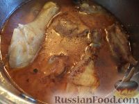 Фото приготовления рецепта: Курица, тушенная в томатном соусе - шаг №9