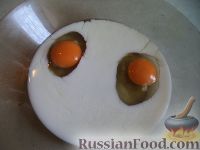 Фото приготовления рецепта: Гренки с тертым сыром и яйцами - шаг №3