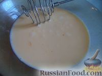 Фото приготовления рецепта: Гренки с тертым сыром и яйцами - шаг №4