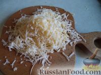 Фото приготовления рецепта: Гренки с тертым сыром и яйцами - шаг №5