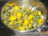 Фото приготовления рецепта: Варенье из одуванчиков, или одуванчиковый мед - шаг №4