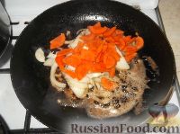 Фото приготовления рецепта: Кролик жареный с картофелем - шаг №4