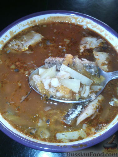 Рыбный суп из консервов с перловкой - Лайфхакер