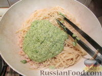 Фото приготовления рецепта: Паста (лингуине) с креветками и соусом песто из цуккини - шаг №4