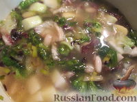Фото к рецепту: Суп со скаролой, радиккьо и белой фасолью
