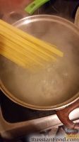 Фото приготовления рецепта: Спагетти с курицей и грибами в сливочно-сырном соусе - шаг №11