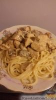 Фото приготовления рецепта: Спагетти с курицей и грибами в сливочно-сырном соусе - шаг №17