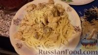 Фото приготовления рецепта: Спагетти с курицей и грибами в сливочно-сырном соусе - шаг №18